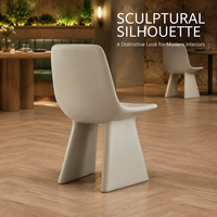 Chaise de salle à manger à pieds massifs, aspect cuir crème, dossier haut effilé, assise profilée, coutures apparentes