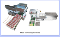 Machine commerciale pour la fabrication de brochettes de shish-kebab, de cubes de viande d'agneau et de porc, et de brochettes de viande.