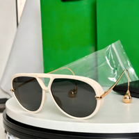 Nouvelles Lunettes de Soleil Carrées Rétro Européennes Légères et Amincissantes avec Verres Dégradés Métalliques, Monture Complète, Unisexe, Protection UV400