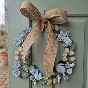 Corona de estilo rústico con flores azules y lazo de arpillera, corona decorativa hecha a mano para decoración de puertas o paredes - Product Image 4