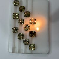 Coussin de pierres précieuses naturelles Zultanite coupe lâche cristal magnifiquement coloré à facettes avec des nuances vertes jaunes rouges propres à l'intérieur