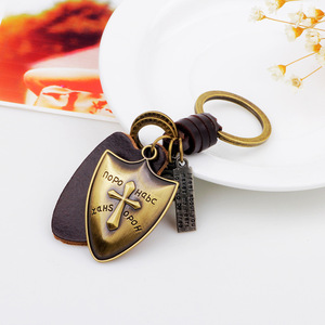 Porte-clés rétro personnalisé en cuir véritable, style bouclier croix de chevalier en bronze antique - Product Image 1