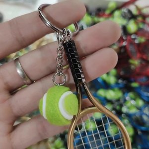 Cadeau de réunion athlétique coloré créatif en forme de boule <span class=keywords><strong>porte</strong></span>-clés mignon <span class=keywords><strong>porte</strong></span>-clés en résine de tennis de raquette <span class=keywords><strong>à</strong></span> <span class=keywords><strong>mon</strong></span> <span class=keywords><strong>fils</strong></span> - Product Image 3