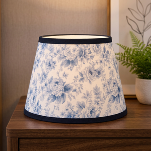 Abat-jour décoratif en tissu de lin floral avec bord festonné et garniture contrastante - Product Image 3