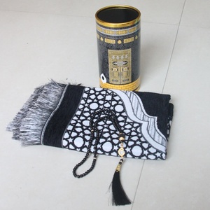 Exquisito Tapete de Oración YASEEN Blanco con Puntos Arqueados de Chenilla, Lavable, 70x110cm, con Set de Regalo de Tasbih de 99 Cuentas - Product Image 1
