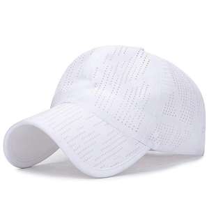 Casquette de baseball sportive en polyester pour homme, personnalisée, à 6 panneaux, avec perforations découpées au laser - Product Image 1