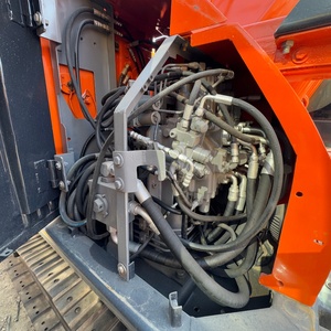 Excavatrice sur chenilles Hitachi ZX135 d'occasion, presque neuve, économe en carburant, 13 tonnes, pour usage agricole et domestique, avec pompe de boîte de vitesses PLC, puissance 72KW - Product Image 4