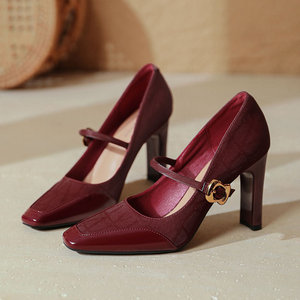 รองเท้าส้นสูงทรงเหลี่ยมแบบมีสายรัดหัวเข็มขัด หนังแก้วสีแดง ยี่ห้อ Mary Jane รุ่น Pumps ส้นหนา แฟชั่นสำหรับผู้หญิง - Product Image 4