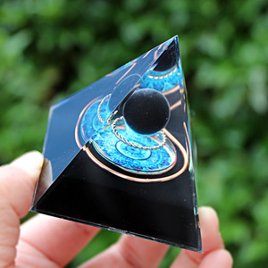 คริสตัลพีระมิดตกแต่งบ้าน รุ่นคอสมิก แกะสลักภายในด้วยเรซิ่นอีพ็อกซี่ งานฝีมือประดับตกแต่งโต๊ะ ของสะสม ของขวัญ - Product Image 3