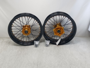 <span class=keywords><strong>Prix</strong></span> d'usine Nouvelles roues de moto en aluminium Accessoires 17 pouces Ensemble de roues Supermoto bicolore Compatible avec <span class=keywords><strong>EXC</strong></span> / Stark Varg - Product Image 4