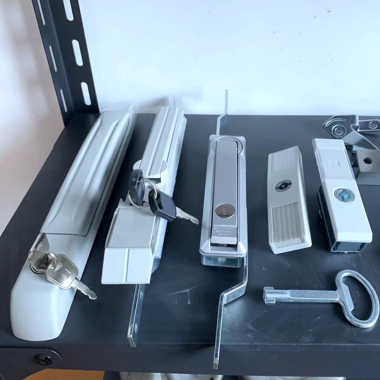 Hot Selling Electrical Panel System Powder Coated Zinc Die Key Handle Contribution Cabinet Rittal Swing Handle Lock · image 2