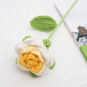 Flores de rosa de lana hechas a mano con ganchillo, color degradado, ramo de regalo DIY realista para días festivos, regalo al por mayor. - Product Image 3