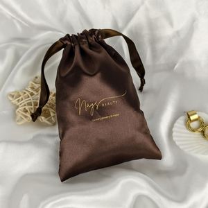 Bolsa de satén negra de lujo de alta gama para extensiones de cabello, con logotipo personalizado impreso y cordón, para regalo. - Product Image 5