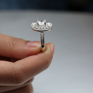 Anello floreale traforato da donna, design a fiore cavo, gioiello alla moda da indossare sul dito, idea regalo - Product Image 5