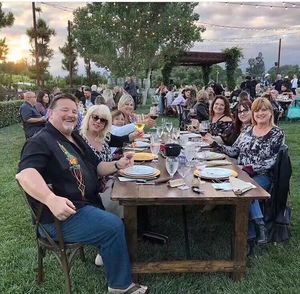 Bàn nông trại làm bằng gỗ thông nguyên khối, chân có thể gấp hoặc tháo rời để cho thuê tiệc tùng - Product Image 6