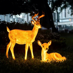 Sculpture lumineuse de cerf de Noël grandeur nature avec détails lumineux pour installations commerciales de fêtes - Product Image 1