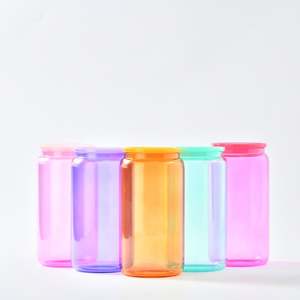 Vasos de Vidrio de Colores Variados de 16oz para Bebidas, Transparentes, para Café Helado, Refrescos y Cerveza, Tipo Lata Libby, con Tapa de Plástico y Pajita - Product Image 3