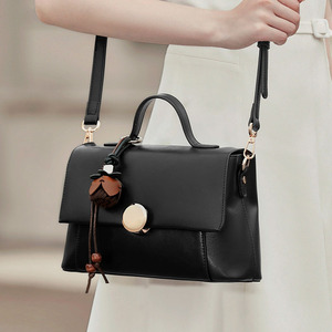 Sac bandoulière vintage pour femme, sac à main polyvalent, sac fourre-tout élégant pour le travail avec pendentif, cadeau pour femmes - Product Image 1