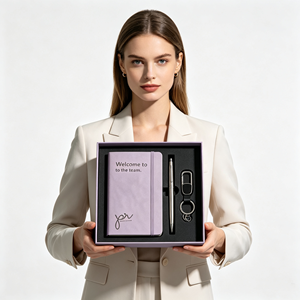 Set de Regalo Personalizado 3 en 1: Cuaderno A5 Morado Moderno con Bolígrafo y Llavero, Diseño de Bienvenida al Equipo - Product Image 2