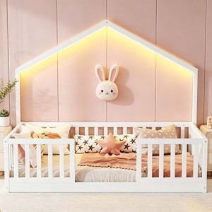 <span class=keywords><strong>Letto</strong></span> <span class=keywords><strong>Montessori</strong></span> a terra bianco a forma di <span class=keywords><strong>casetta</strong></span> con sponde alte e luce integrata per bambini e bambine - Product Image 1
