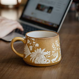 Tazza da Caffè in Ceramica Dipinta a Mano con Motivi Floreali Classici, Regalo per Casa e Ufficio, per Latte, Tè e Colazione - Product Image 3