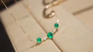 Collier en or jaune 18 carats pur AU750 de haute qualité avec pendentif émeraude et perles de pierres précieuses naturelles, idéal pour la vente en gros de bijoux pour femmes - Product Image 5