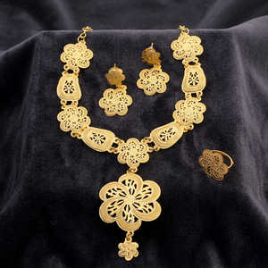Collares de formación chapados en oro para ocasiones especiales y regalo de joyería tradicional para mujeres Cobre y Latón chapado en oro laminado - Product Image 1