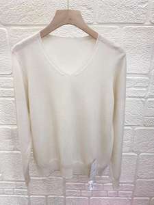 Vente en gros de <span class=keywords><strong>pull</strong></span> à <span class=keywords><strong>col</strong></span> en <span class=keywords><strong>V</strong></span> en laine 100% pour femmes avec logo personnalisé de différentes couleurs <span class=keywords><strong>Prix</strong></span> du fabricant - Product Image 5