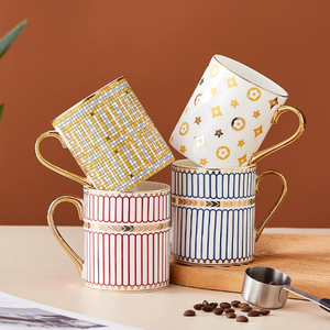 Mug en céramique de style nordique de luxe avec poignée dorée et bordure dorée, compatible lave-vaisselle et micro-ondes, cadeau d'affaires - Product Image 1