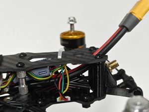 โดรน FPV UAV ควอดคอปเตอร์ขนาด 5 นิ้ว พร้อม VTX 5.8G 2.5W ELRS 915M ชิปควบคุมการบิน F405 กล้อง 1200TVL ความเร็วสูง ระยะไกล พร้อม ESC 50A รองรับแบตเตอรี่ 2-6S - Product Image 3