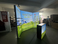 Ensemble de stand d'exposition modulaire portable bleu, vert et blanc avec murs d'affichage 3 faces et comptoir de réception pour animaux de compagnie