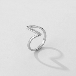 Anillo Geométrico en Forma de V para Mujer, Anillo de Boda de Acero Inoxidable Chapado en Oro con Diamantes para Mujer - Product Image 6