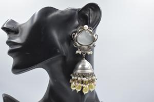 Boucles d'oreilles créoles en forme de feuille de laiton argenté, effet imitation argent, tendance 2025, pour filles et femmes - Product Image 3