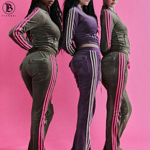ملابس نسائية ملونة مخصصة عالية الجودة بشعار مطرز غير رسمي مخملي Y2K طقم من قطعتين بدلة رياضية نسائية قطيفة - Product Image 1