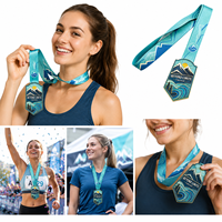 Médaille personnalisée hexagonale en métal émaillé plaqué or, avec motif paysage 3D moulé, pour la course d'obstacles des enfants, avec cordon