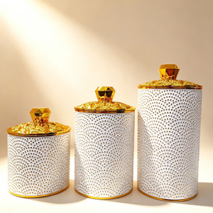Conjunto de 3 Potes Herméticos de Plástico Empilháveis Dourados para Armazenamento de Alimentos: Farinha, Açúcar e Café - Ideal para Cozinha - Product Image 1