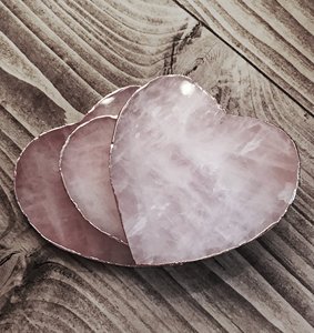 Sous-verre en cristal de quartz rose en forme de cœur avec bord doré, en pierre polie, pour la maison, cadeau ou décoration - Product Image 1