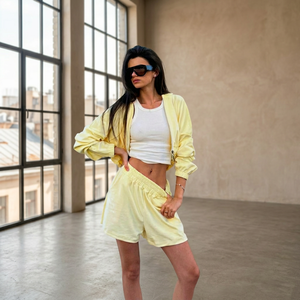 Ensemble athlétique pour femme : veste courte zippée et short ample à cordon de serrage – Tenue de sport respirante et légère pour l'entraînement - Product Image 1