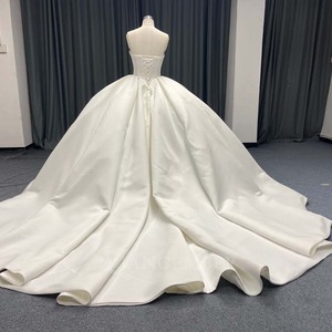 ANY265 Vestido de Novia Moderno Minimalista de Satén Color Marfil con Encaje, Sin Mangas, Estilo Imperio, Apliques Florales de Cristal, Bordado, Falda Larga - Product Image 3