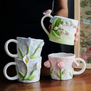 Tasse en céramique 3D peinte à la main avec des lys de la vallée et des tulipes, fleurs créatives en relief irrégulières façonnées à la main - Product Image 1