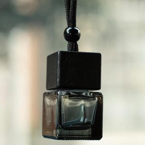 8ml Atacado Difusor Vazio Pendurado Car Perfume Transparente Garrafa Preta com Tampa De Madeira - Product Image 1