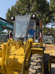 Chargeuse sur pneus Komatsu WA100 d'<span class=keywords><strong>occasion</strong></span> de haute qualité, en excellent état et offrant des performances exceptionnelles - Product Image 5