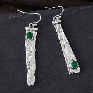 Orecchini pendenti vintage curvi e dentellati con pietra verde, stile gotico, da donna - Product Image 4