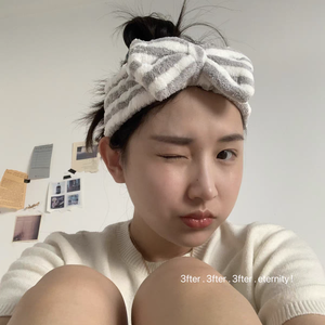 Diadema para Spa Lavarse la cara Diadema <span class=keywords><strong>de</strong></span> terciopelo para mujer Banda para el cabello cosmética Banda <span class=keywords><strong>de</strong></span> spa <span class=keywords><strong>de</strong></span> maquillaje para niñas con lazo Diadema <span class=keywords><strong>de</strong></span> color a rayas - Product Image 2