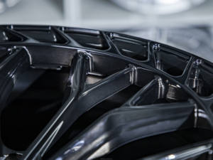 关于乘用车的新设计，为宝马X5定制带拉丝深黑色和可定制帽的单块锻造车轮 - Product Image 4