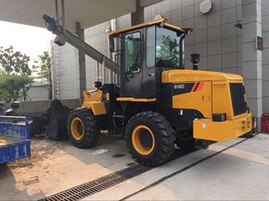 Chargeuse sur pneus compacte 816C de 1,6 tonne, 55 kW, avec godet à grappin à attache rapide pour l'agriculture et les travaux de terrassement - Product Image 1