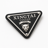 Étiquette de marque en métal de style designer haut de gamme, en alliage de zinc triangulaire, avec support en cuir pour sac à main, étiquette métallique personnalisée