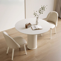 Modernes Cremefarbenes Rundes Esszimmer-Set mit Römischer Säulenbasis & Gepolsterten Stühlen, Minimalistische Wohnungsdekoration für Kleine Apartments