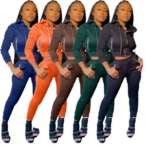 Conjunto Deportivo de Dos Piezas para Mujer, Otoño Invierno, Sudadera con Cremallera Completa, Pantalones Cortos Ajustados de Forro Polar Grueso, con Logotipo Personalizado - Product Image 3
