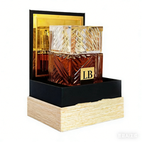 Nouveau flacon de parfum carré de haute qualité 100 ml, personnalisable avec boîte, avec bouchon argenté brillant.